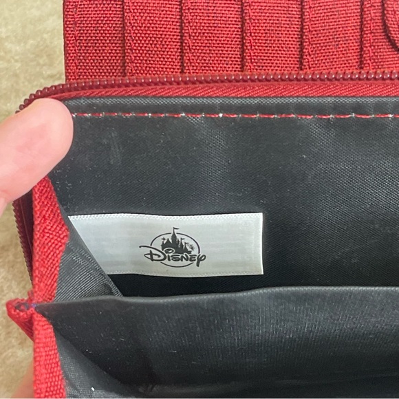 ❤️DISNEYLAND RESORT MICKEY MOUSE WRISTLET WALLET❤️ - Picture 5 of 9